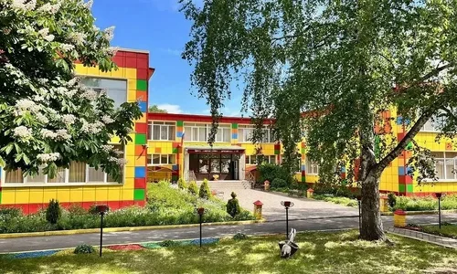 Дети в Курском детском саду, занимающиеся физической активностью с новым оборудованием.