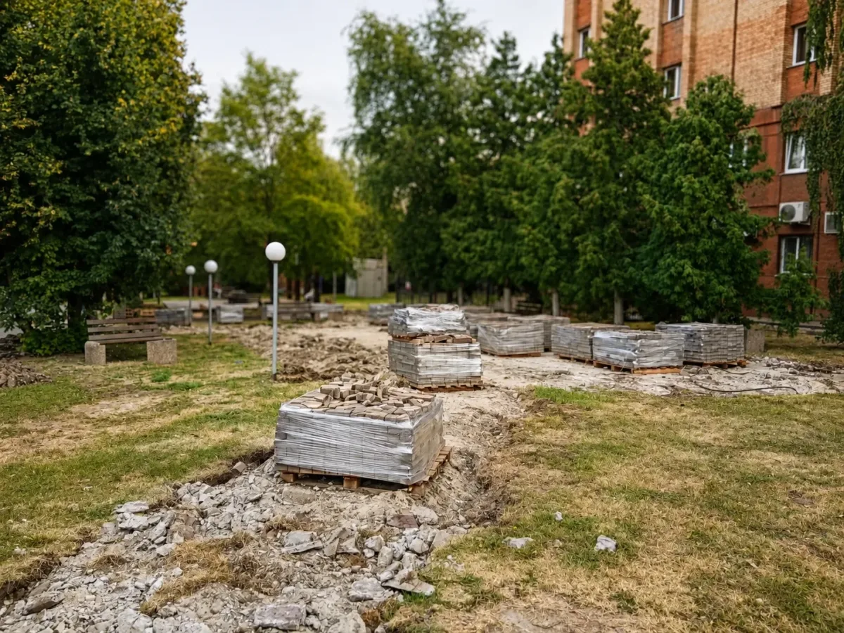 Благоустройство сквера студенческих отрядов в Курске: обновление тротуаров и озеленение