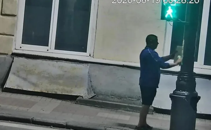 Мэр Курска Евгений Маслов на фоне городской инфраструктуры, подчеркивающей важность чистоты и порядка.
