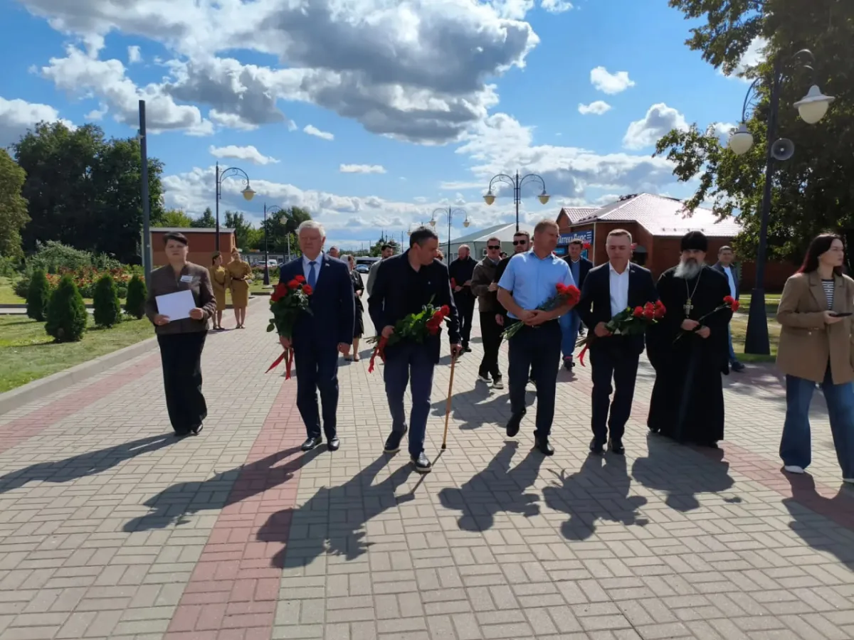 Мемориал «Героям Северного фаса Курской дуги» в Понырах, украшенный цветами в честь героев.