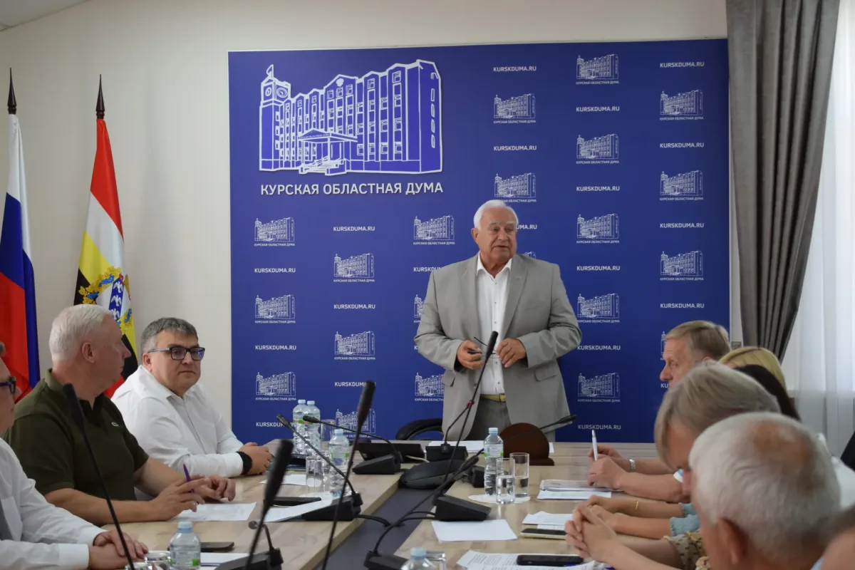 Депутаты Курской областной Думы обсуждают новые законопроекты на заседании в зале заседаний.