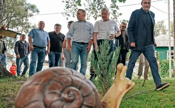 Предприниматель Владимир Шалагинов на своей улиточной ферме в Курской области.