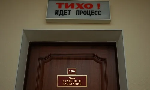 Два мужчины в магазине, нарушающие порядок, разбрасывают товары и вызывают недовольство у покупателей.