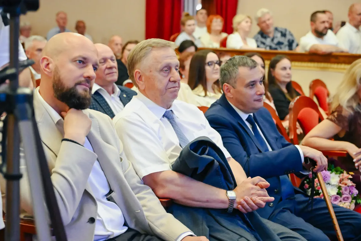 Курские строители отмечены наградами в преддверии Дня строителя Курские строители отмечены наградами в преддверии Дня строителя