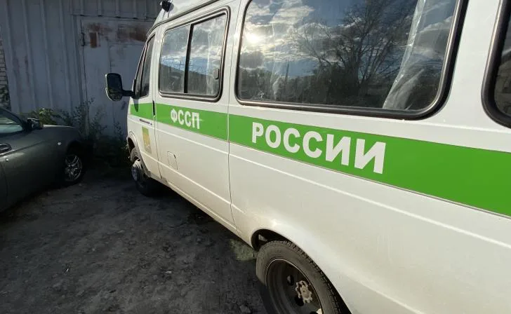 Сотрудники полиции и судебных приставов проводят задержание в Курской области.