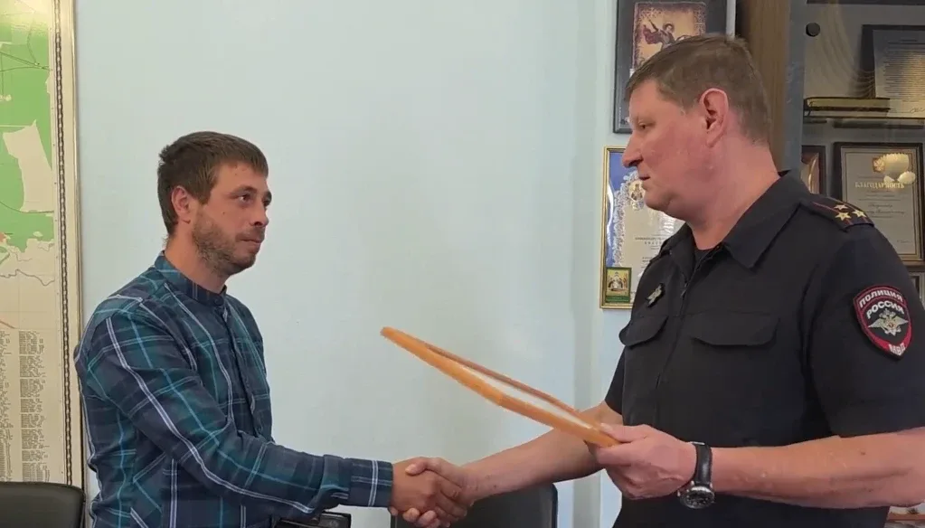 В Курске начальник УМВД наградил граждан за проявленную смелость