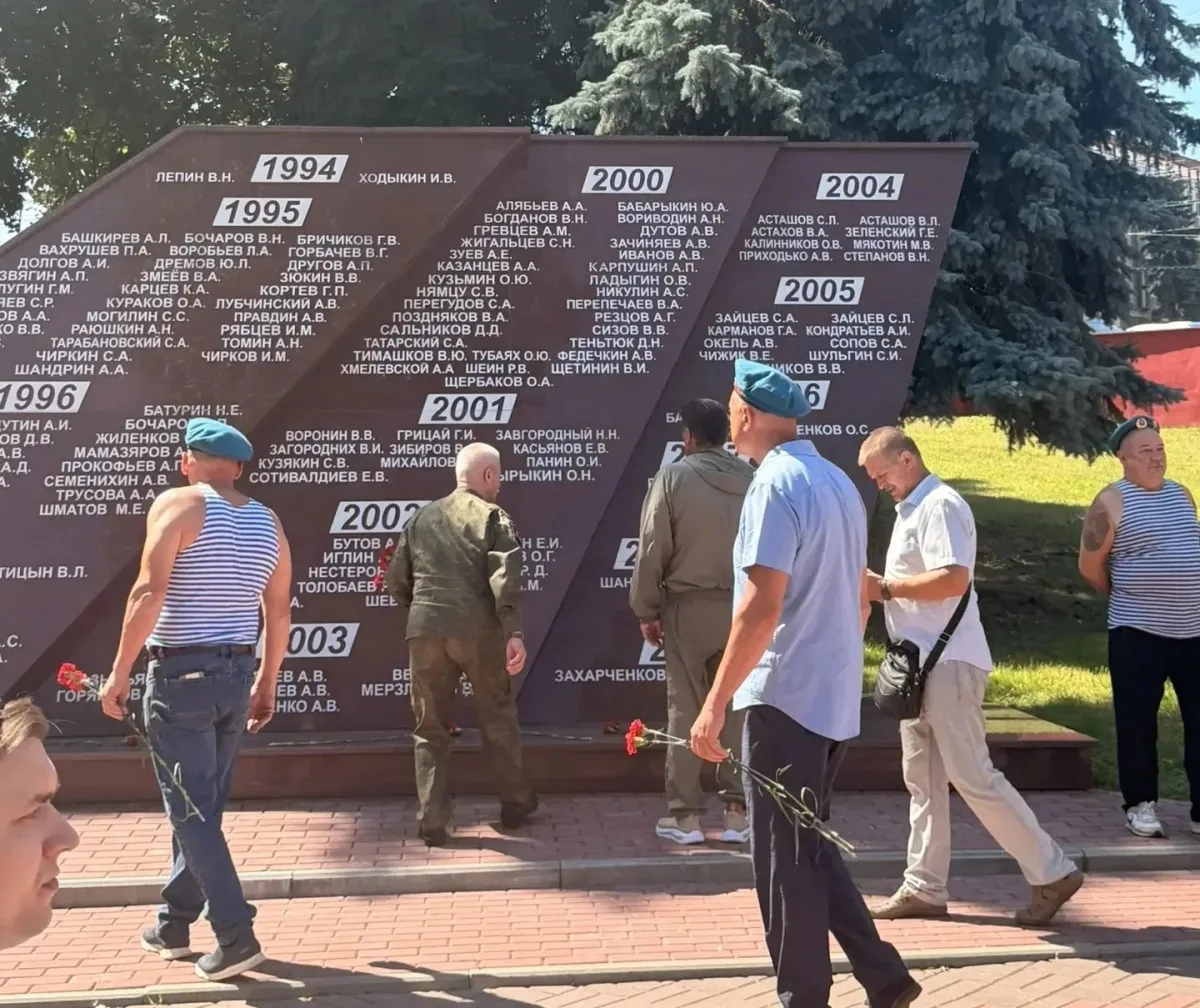 Куряне возлагают цветы к памятнику «Скорбящая мать» в Георгиевском сквере в День ВДВ.