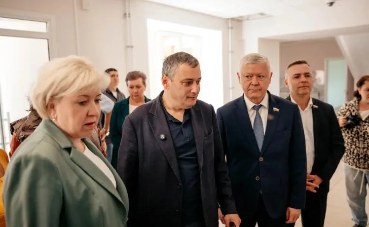 В Курской области обновляют памятники и строят новые ФАПы