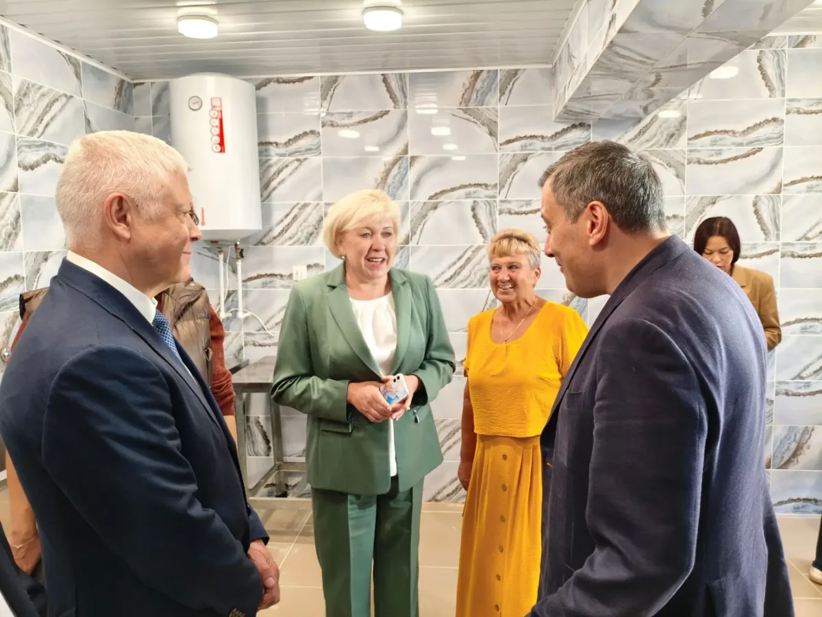 Фасад Ольховатской школы, где проводятся ремонтные работы, Курская область.