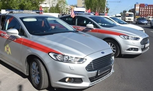 Сотрудники Росгвардии на патрулировании в Курской области во время охраны общественного порядка.