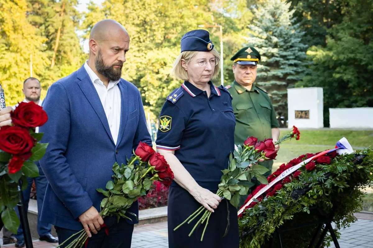 Церемония захоронения останков мирных жителей на мемориале в Курске, присутствуют губернатор и местные жители.