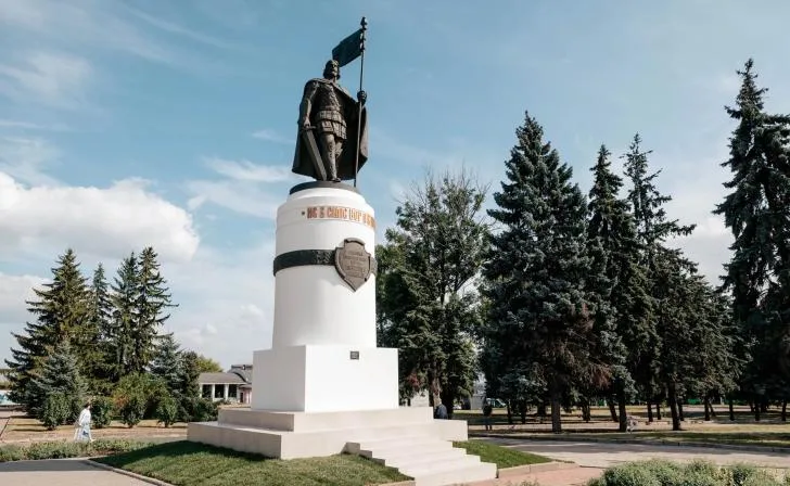 Реконструированный памятник Александру Невскому в Первомайском парке Курска, обновленный и благоустроенный