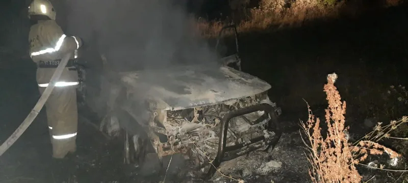 Пожар в лесу под Курском: автомобиль уничтожен огнем