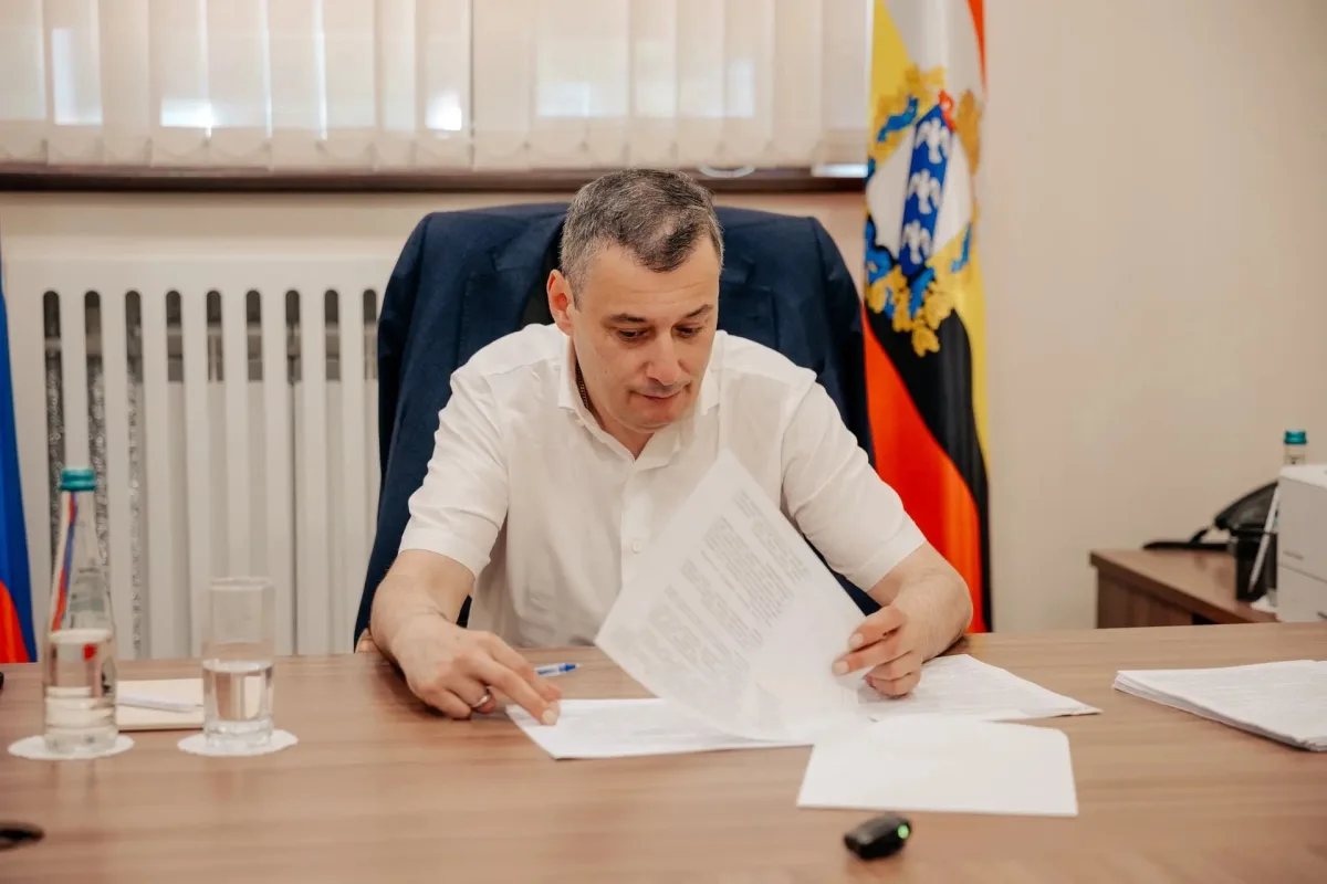Информационные щиты, установленные возле разрытий в Курской области, с данными о подрядчиках и сроках работ.