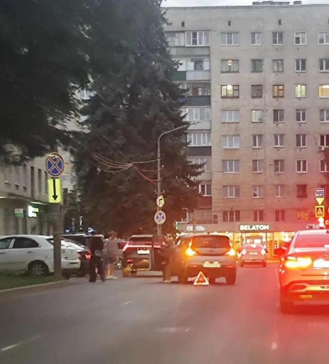 ДТП в Курске, машины на дороге после столкновения, вечернее время