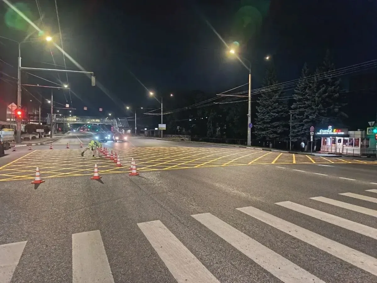 В Курске ночью обновляют дорожную разметку на 105 участках