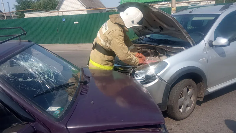 ДТП в Золотухинском районе, поврежденные автомобили на дороге