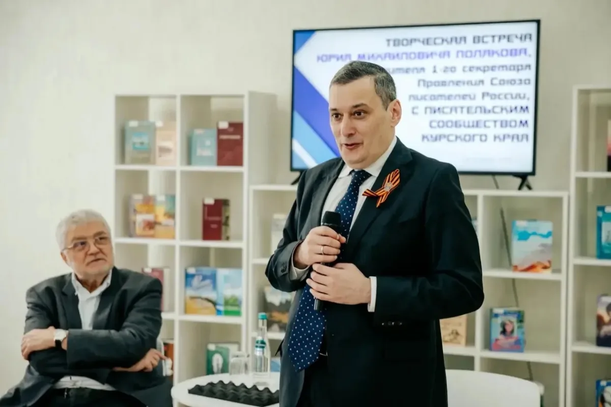 Александр Хинштейн представил курянам подборку литературы из новых книжных лавок