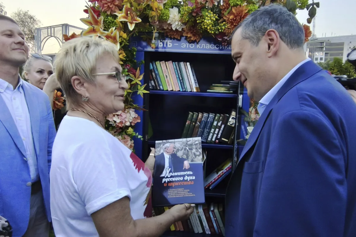Книжный шкаф на Театральной площади в Курске, открытый губернатором для свободного книгообмена.
