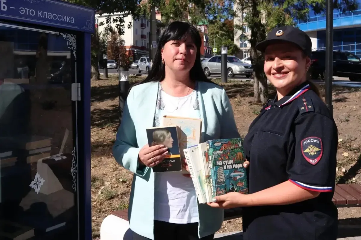 Курские правоохранители пополнили городской книжный шкаф новыми изданиями Курские правоохранители пополнили городской книжный шкаф новыми изданиями
