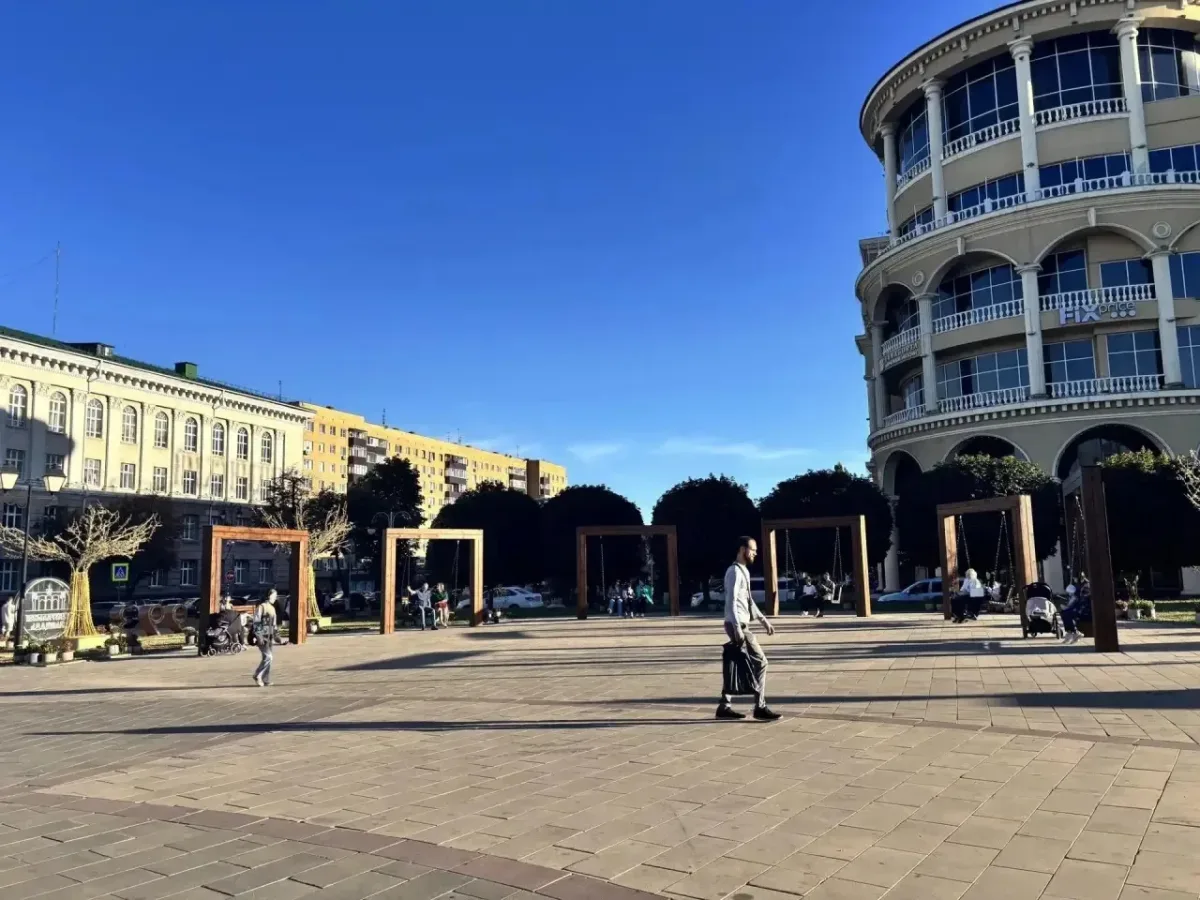 В Курске установили шесть новых качелей с подсветкой на Театральной площади