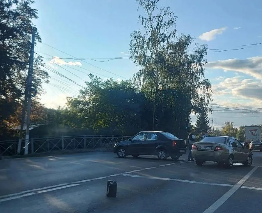 ДТП в Железнодорожном округе Курска: столкновение автомобилей на улице Чайковского