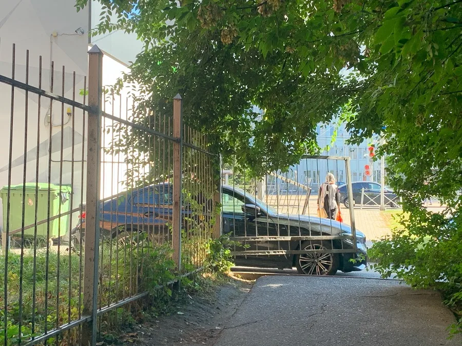 Автомобиль «БМВ», столкнувшийся с металлическими воротами на улице Ватутина.
