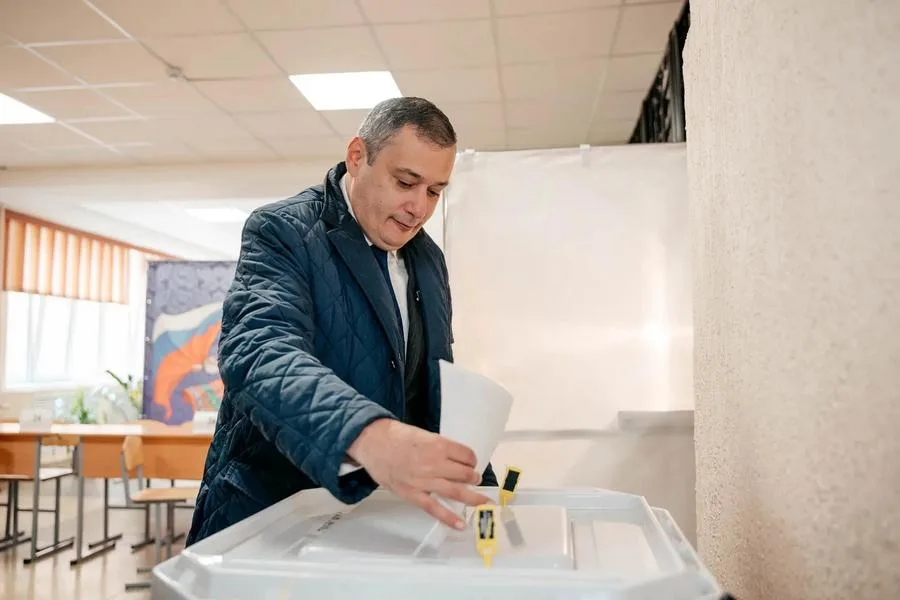 Губернатор Курской области Александр Хинштейн на избирательном участке во время выборов