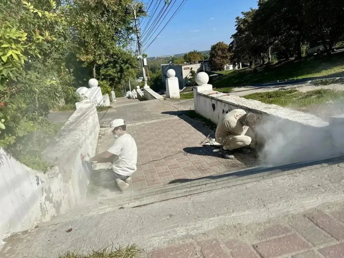В Курске обновляют лестницу на улице Мирной