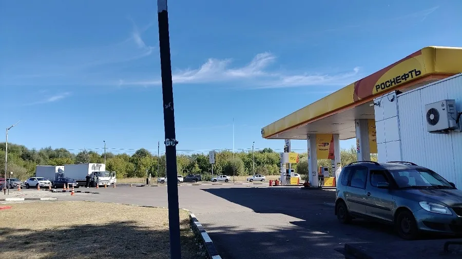 Жители Курска вновь сталкиваются с проблемами на АЗС: очереди и нехватка бензина