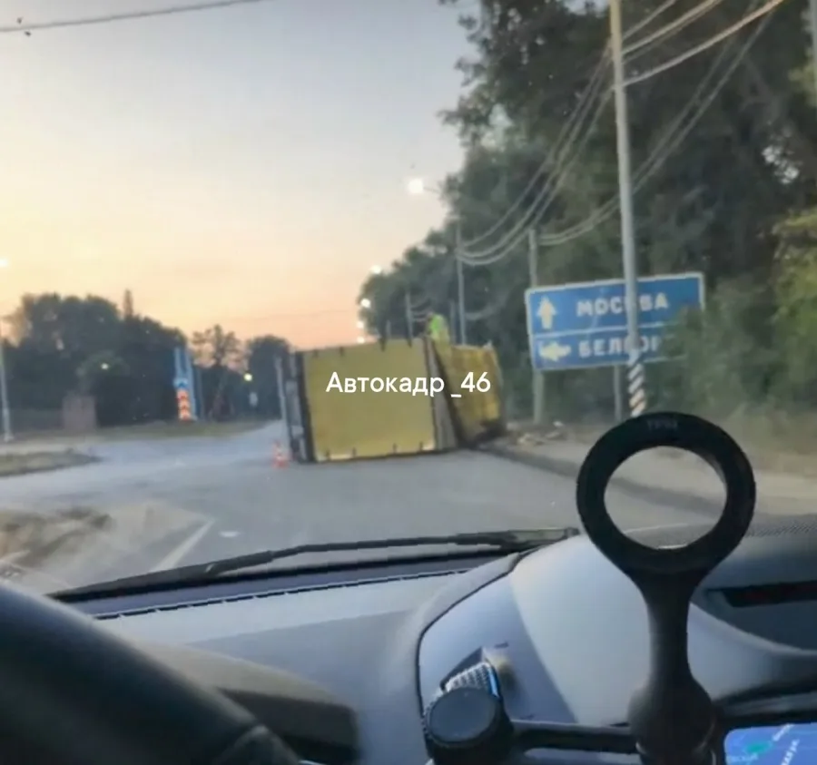 Авария с большегрузом в Курске: фура перевернулась на кольце