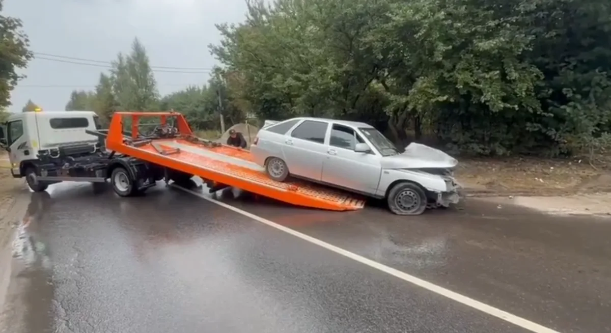 ДТП в Курске: 17-летний водитель столкнулся с деревом