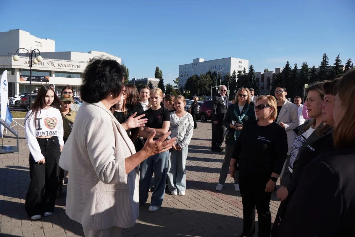 Туристический маршрут в Курчатове, посвященный истории города атомщиков с информационными табличками и QR-кодами.