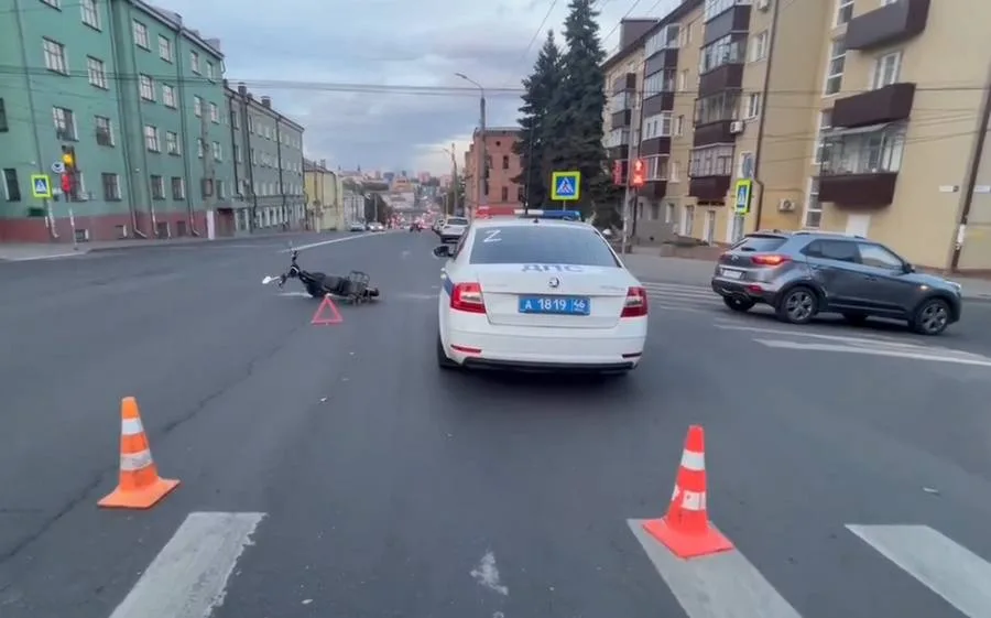 Серьезное ДТП в Курске: столкновение электровелосипеда и автомобиля