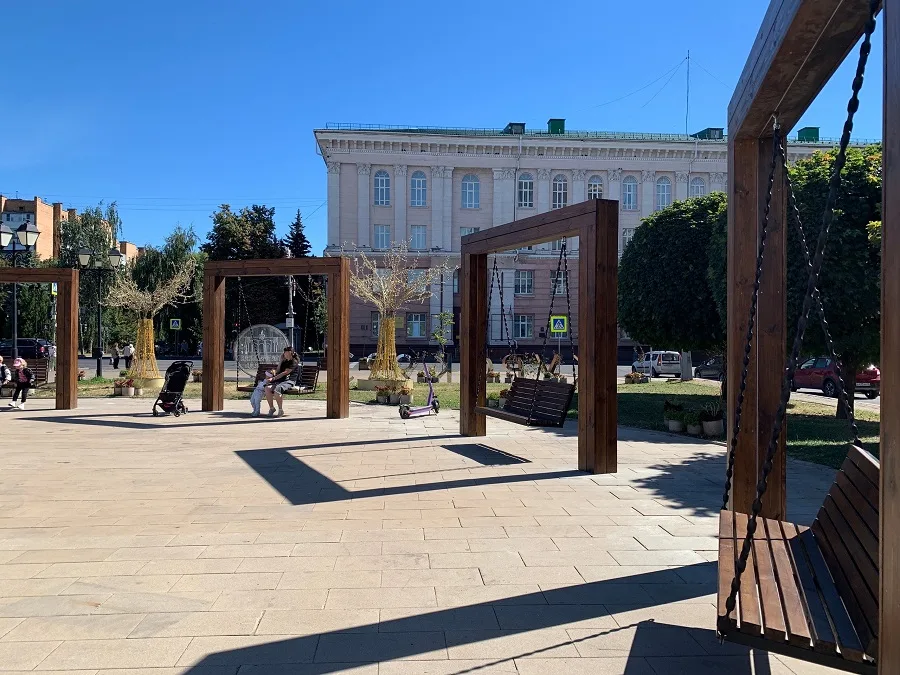 Новая площадка с качелями открылась на Театральной площади Курска