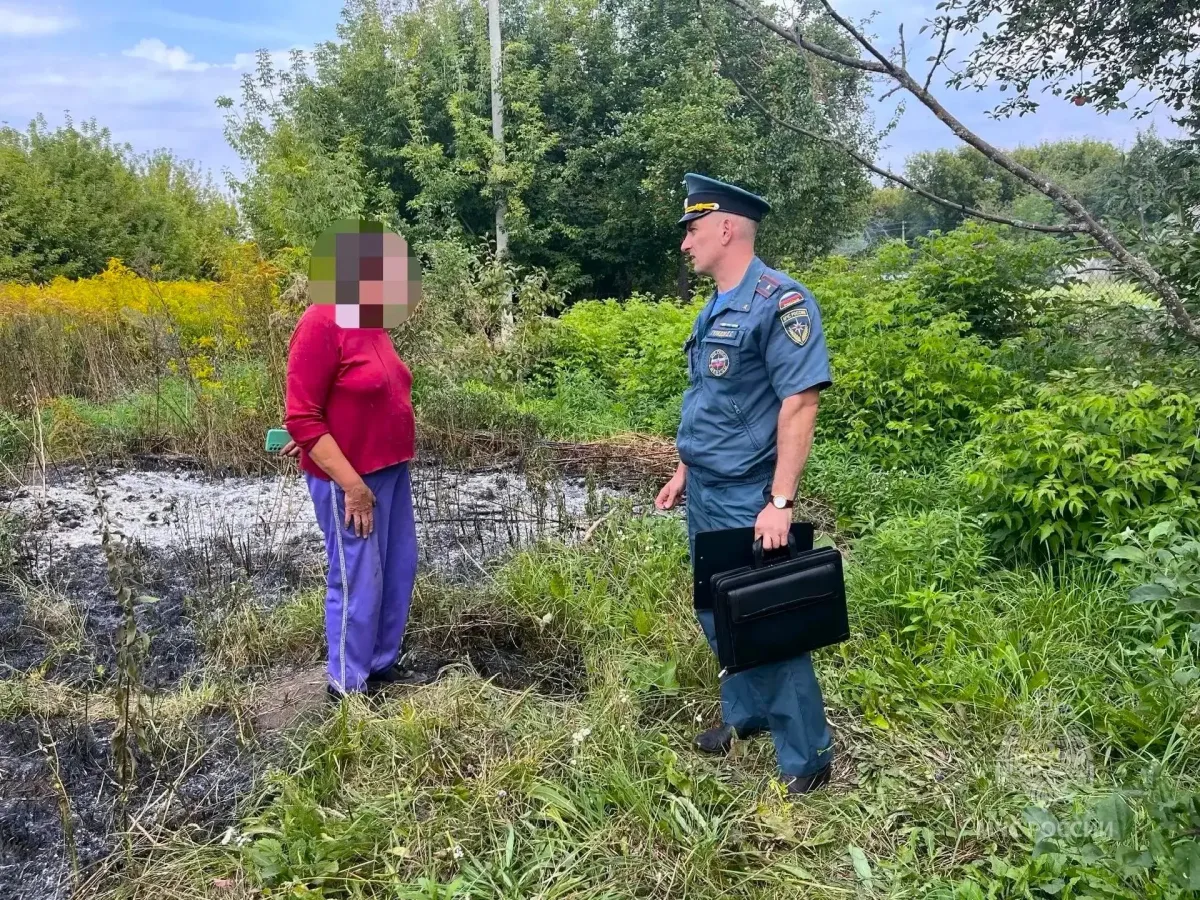 Пожар в Верхнем Любаже: женщина вызвала пожарных после возгорания на участке