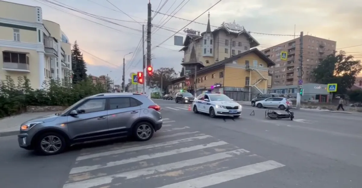 Серьёзное ДТП в Курске: столкновение Hyundai и электровелосипеда