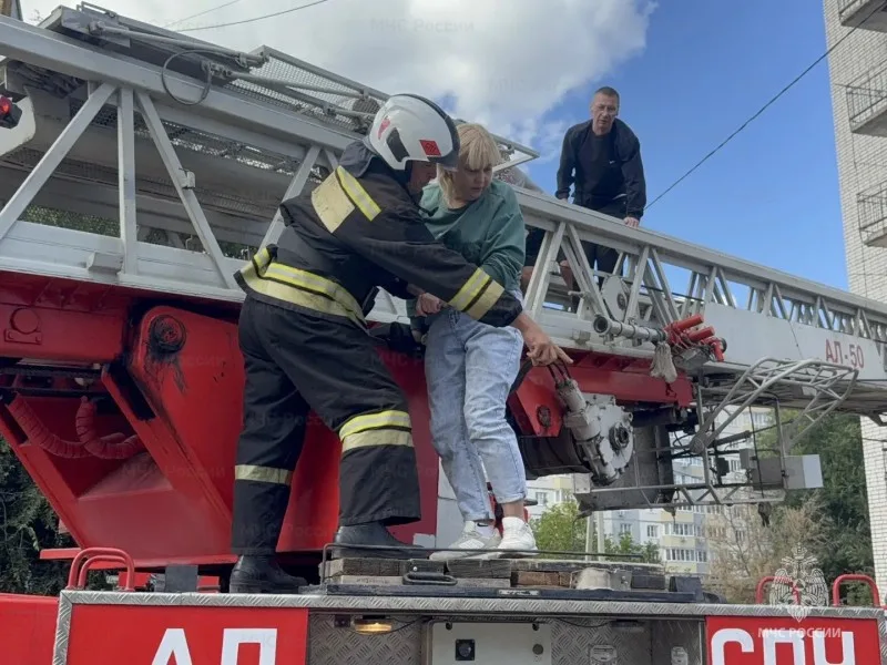 Пожар в многоэтажном доме Курска: восемь жильцов спасены